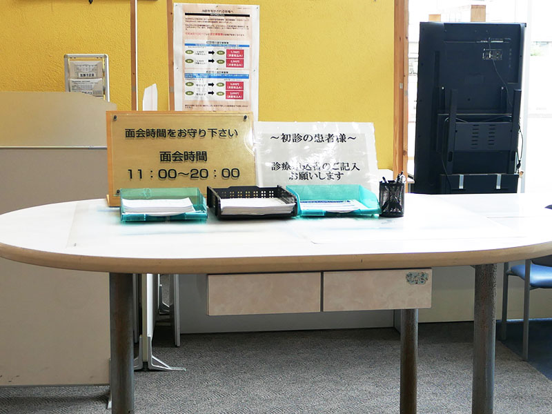 Desk for filling in forms